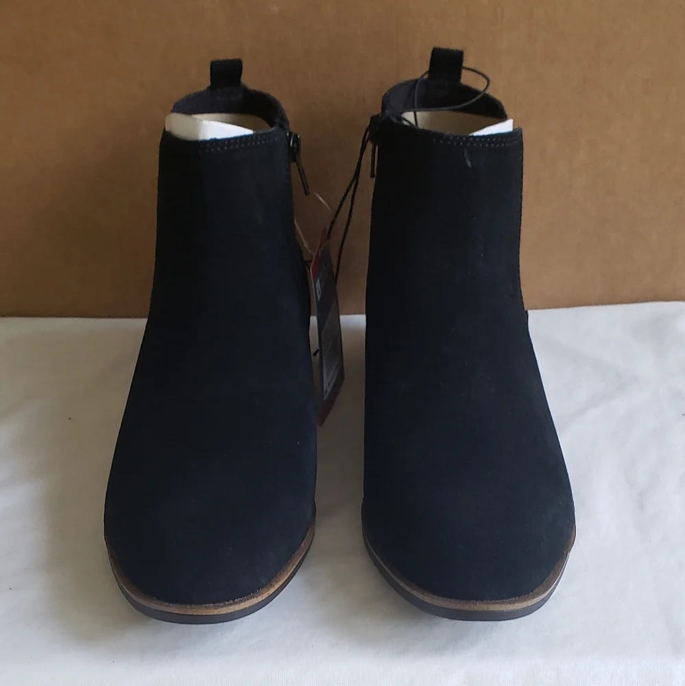 White Mountain Black Chelsea Ankle Boots with Stacked Heel